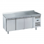 Table réfrigérée négative inox 3 portes avec dosseret, profondeur 700 mm, froid ventilé - FORCOLD GN3200BT-FC