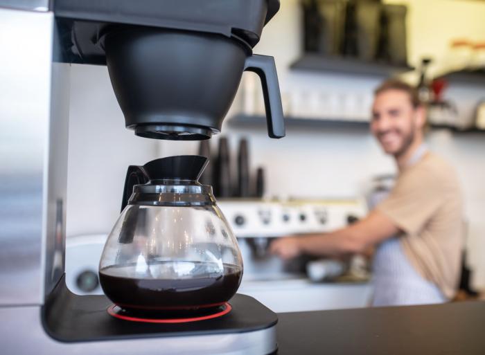 machine à café à filtre et barman